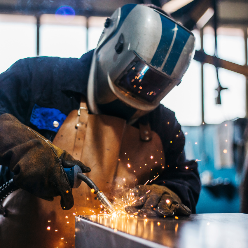 Homme qui travail dans le secteur de l'industrie